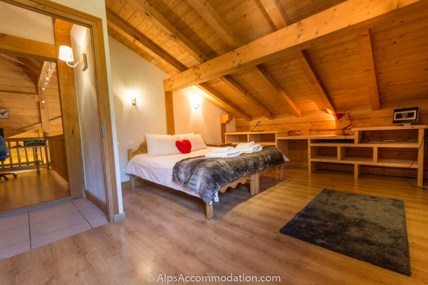 Chalet du Mont des Fraises Samoëns - Very spacious super king bedroom which can also be configured as a twin on request