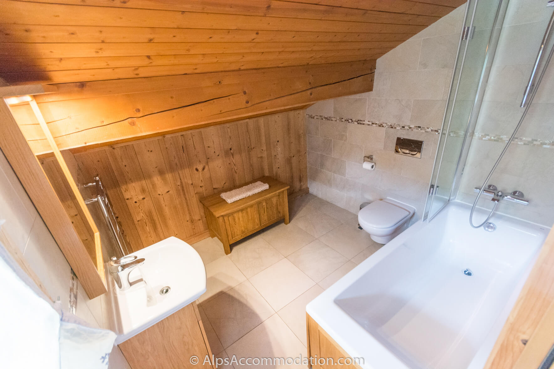 Chalet Étoile Morillon - Ensuite bathroom of the upper level twin bedroom with bath and shower