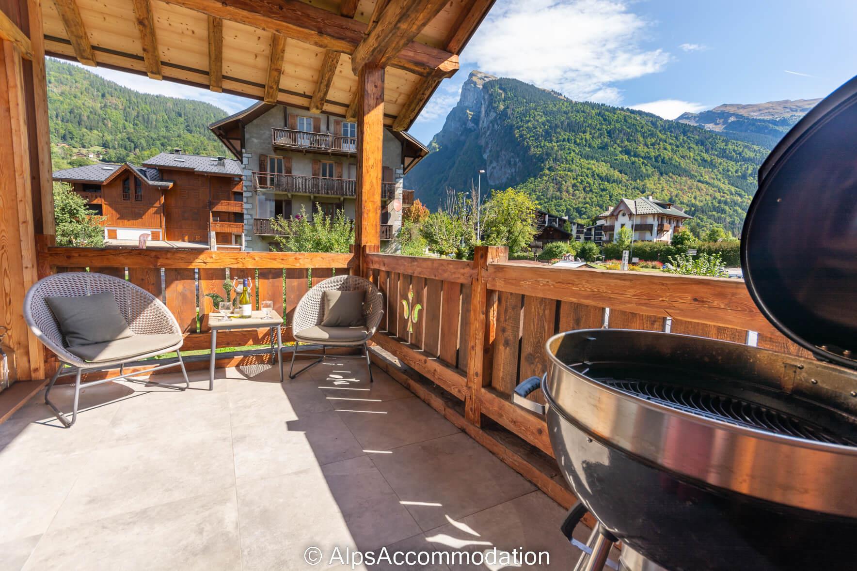 Chalet Lily Samoëns - Scenic balcony with chairs and BBQ