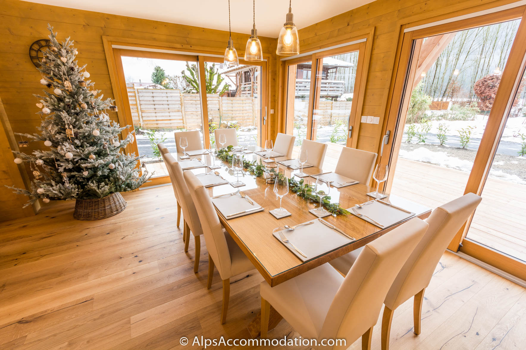 Chalet Louisa Samoëns - Dining area with lovely views over the gardens