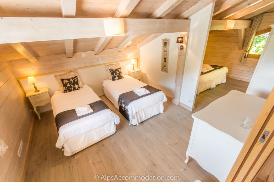 Chalet Falcon Samoëns - The spacious ensuite 2 bedroom family suite on the upper floor features a super king size bed and twin beds