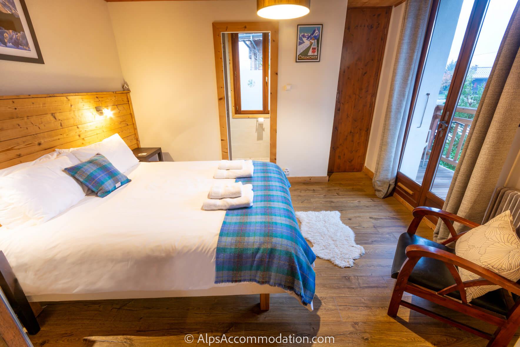 Chalet Moccand Samoëns - Ensuite bedroom with king size bed and south facing balcony offering stunning views