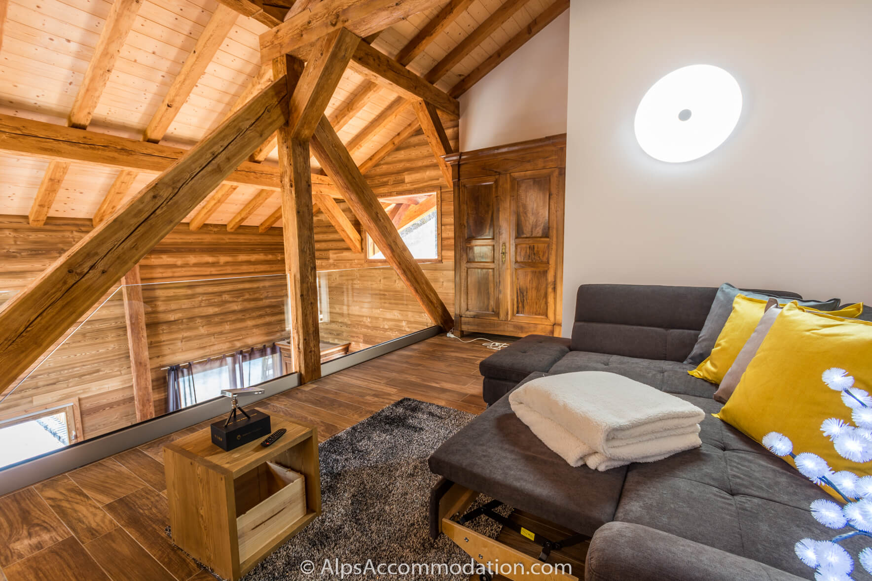 Chalet Sole Mio Morillon - Mezzanine area surrounded by rustic wooden beams