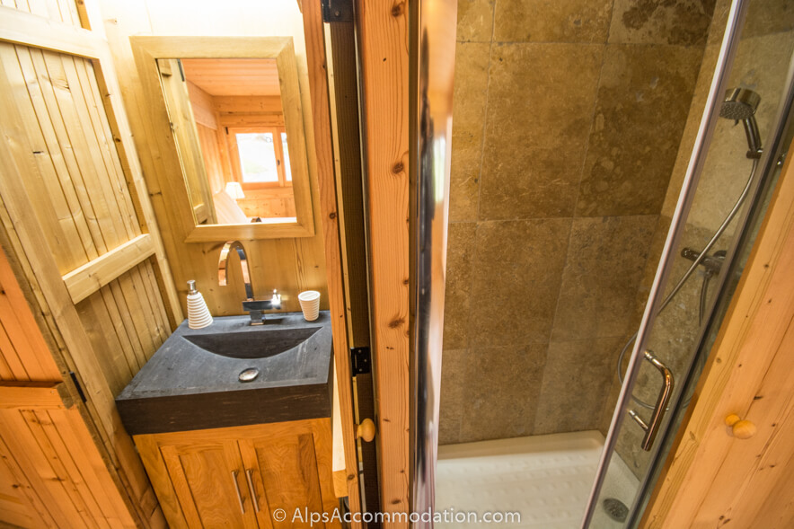 Apartment Bois de Lune 3 Samoëns - The built in sink and shower of the second double bedroom