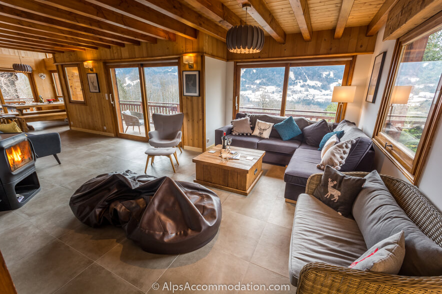 Chalet Marguerite Samoëns - The spacious living area extends out to a sunny balcony