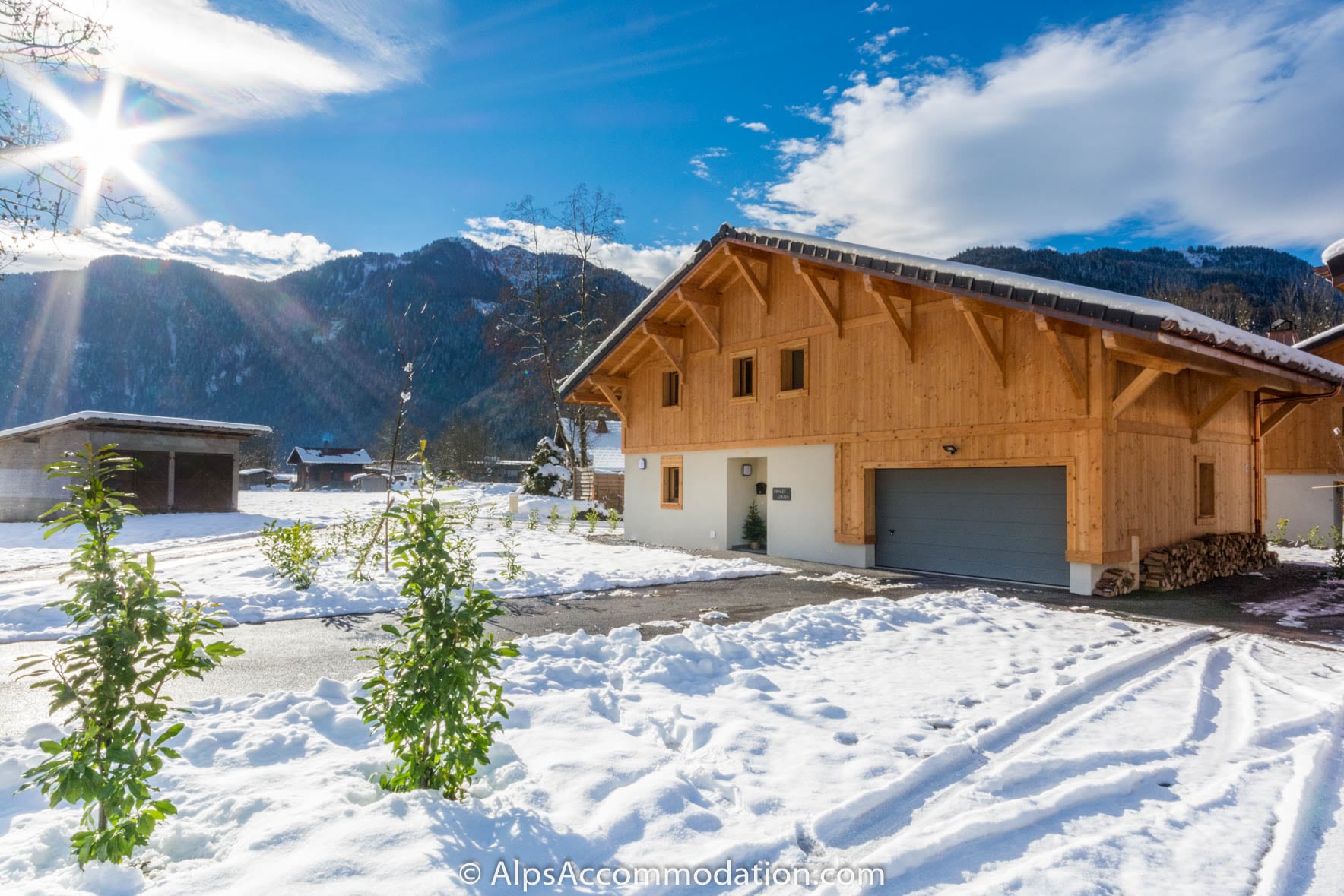 Chalet Louisa Samoëns - Closed garage and private gardens which surround the property