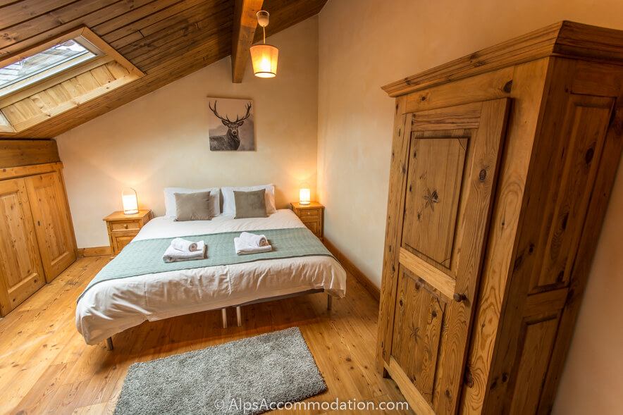 Pas Au Loup A10 Samoens - Super king size bed in the spacious master bedroom with a further pull out bed available