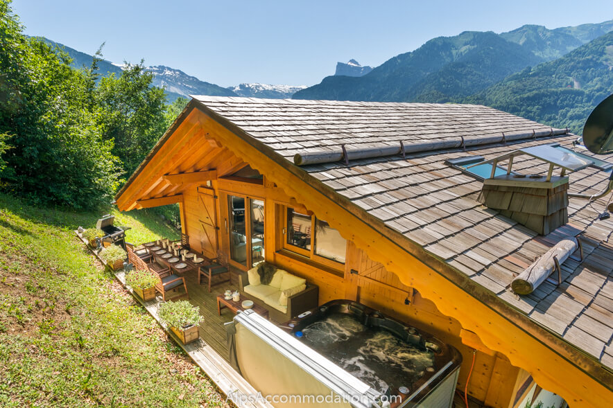 Chalet 75 Samoëns - Large decking with comfortable sofas and luxurious hot tub