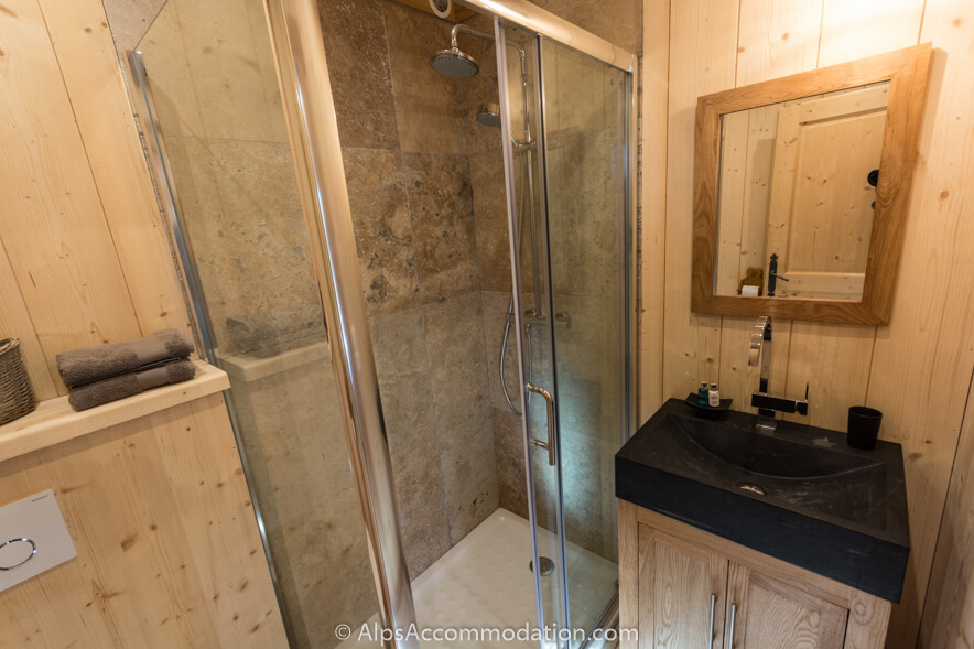 Apartment Bois de Lune 2 Samoëns - The master bedroom ensuite bathroom with large shower