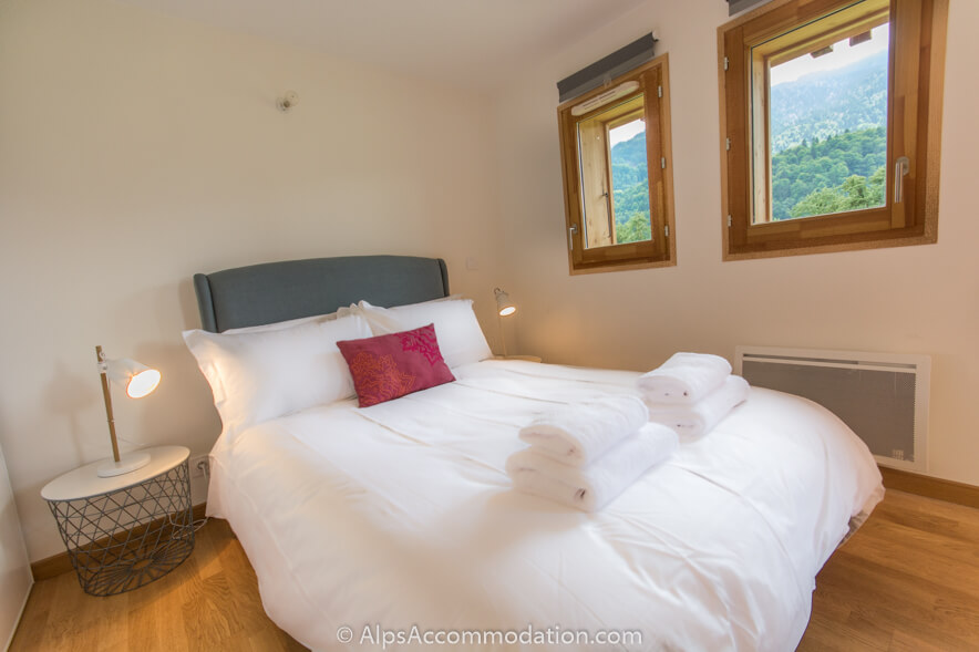 Apartment La Bottière Samoëns - Fantastic double bedroom with piste views and private access to sunny balcony