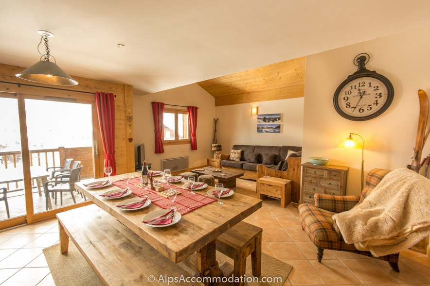 Chardons Argentés D10 Samoëns - Bright open plan area with light flooding in from the balcony