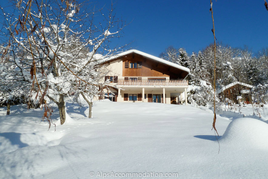 Chalet Eglantine Samoëns - Chalet and garden in winter, ideal for sledging!