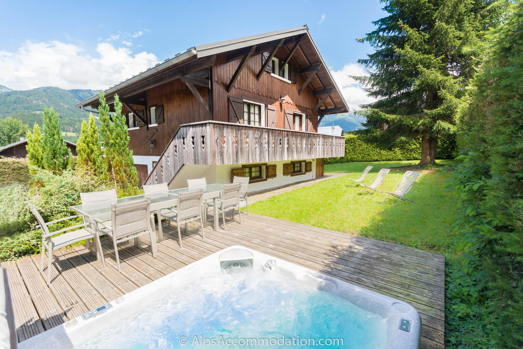 Chalet Étoile Morillon - Stunning detached chalet with hot tub and private garden