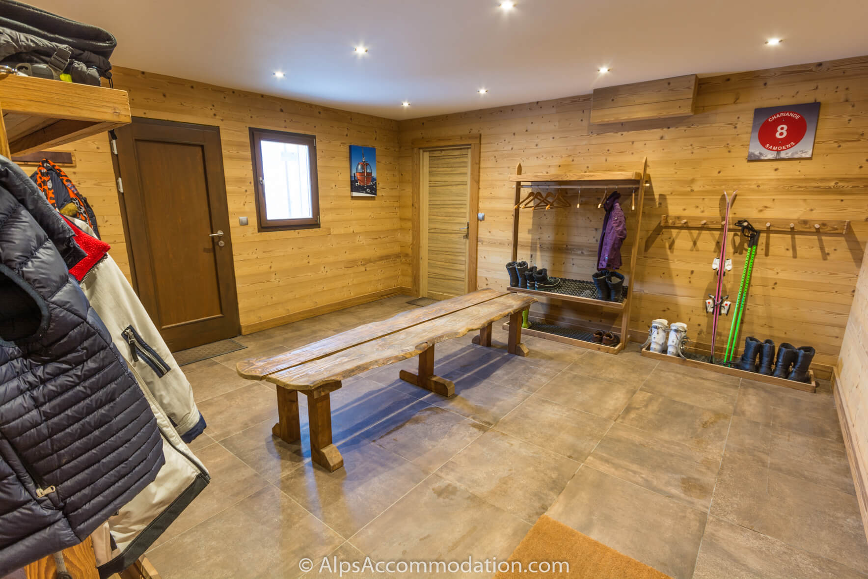 Chalet Gentian Samoëns - Spacious boot room equipped with washing machine and separate dryer