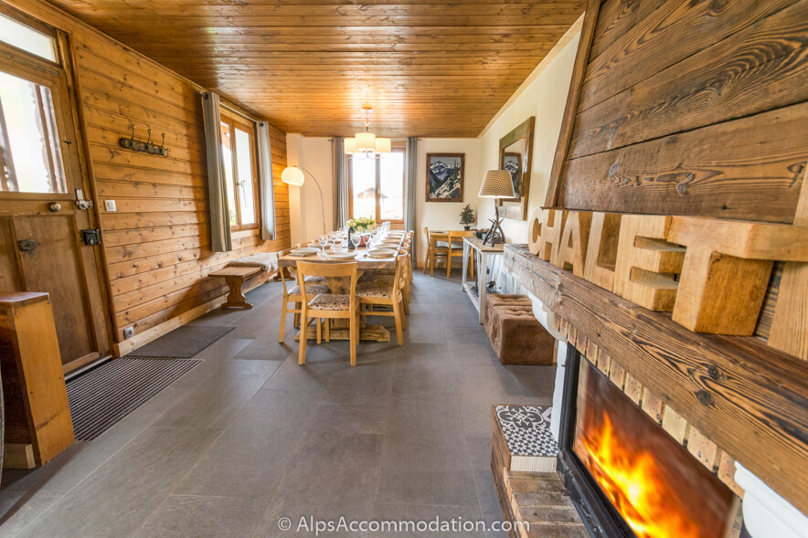 Chalet Moccand Samoëns - Enjoy the fantastic dining area with a crackling log fire