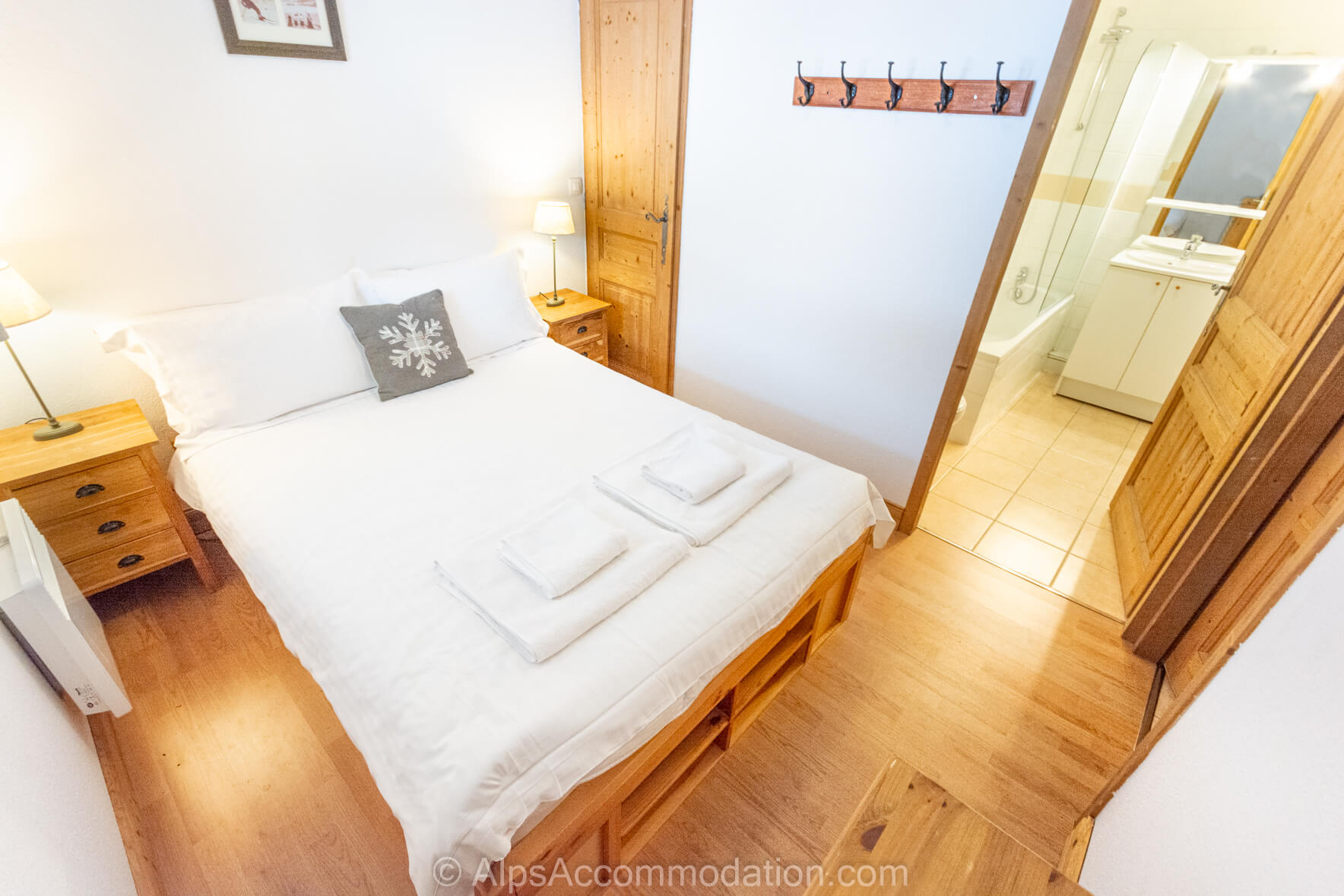 B11 Jardin Alpin Morillon 1100 - Master bedroom with double bed and ensuite bathroom