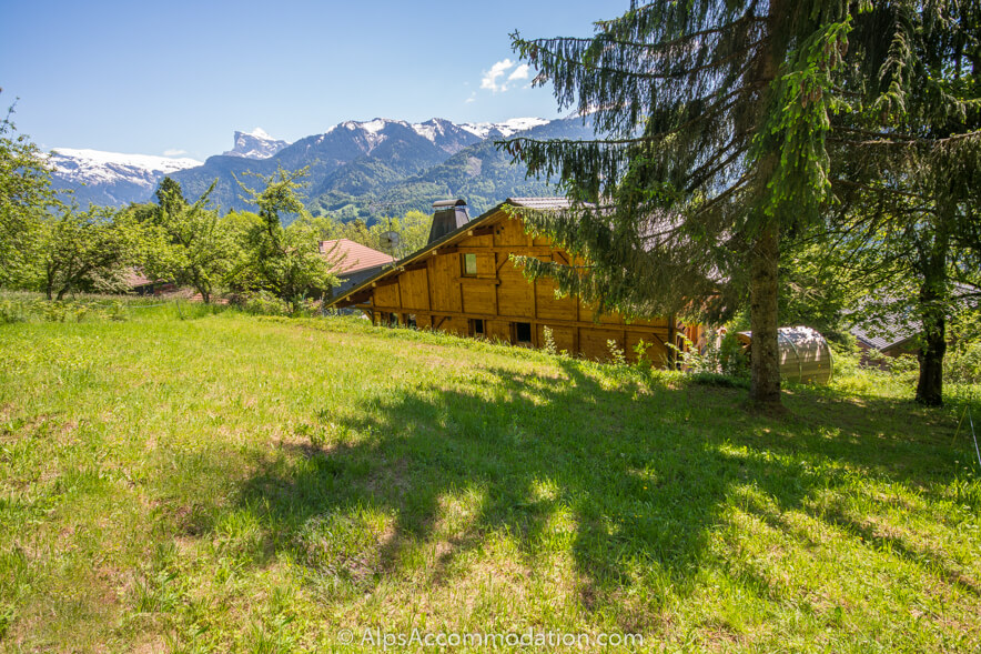 Chalet Marguerite Samoëns - A large garden behind the chalet is perfect for adults and kids alike