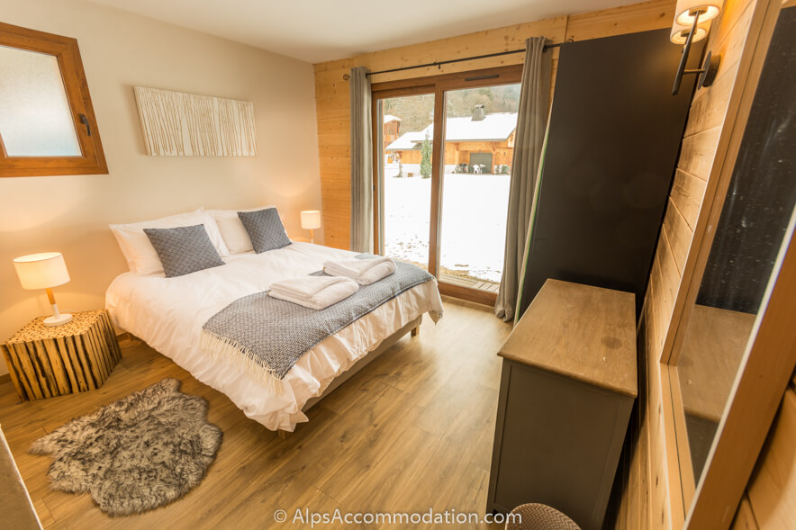 Chalet Balthazar Samoëns - Ensuite king bedroom (or twin) with fantastic views over the garden