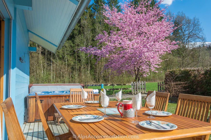 Chalet Bleu Morillon - The chalet boasts two separate lawns in the private grounds