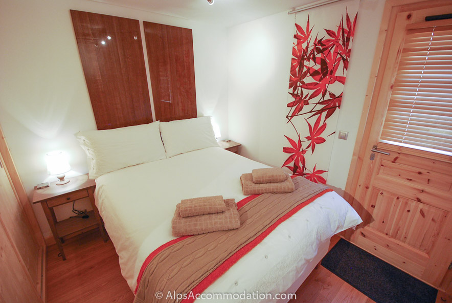 Chalet Maya Samoëns - Double bedroom with ensuite bathroom and direct access to gardens and hot tub