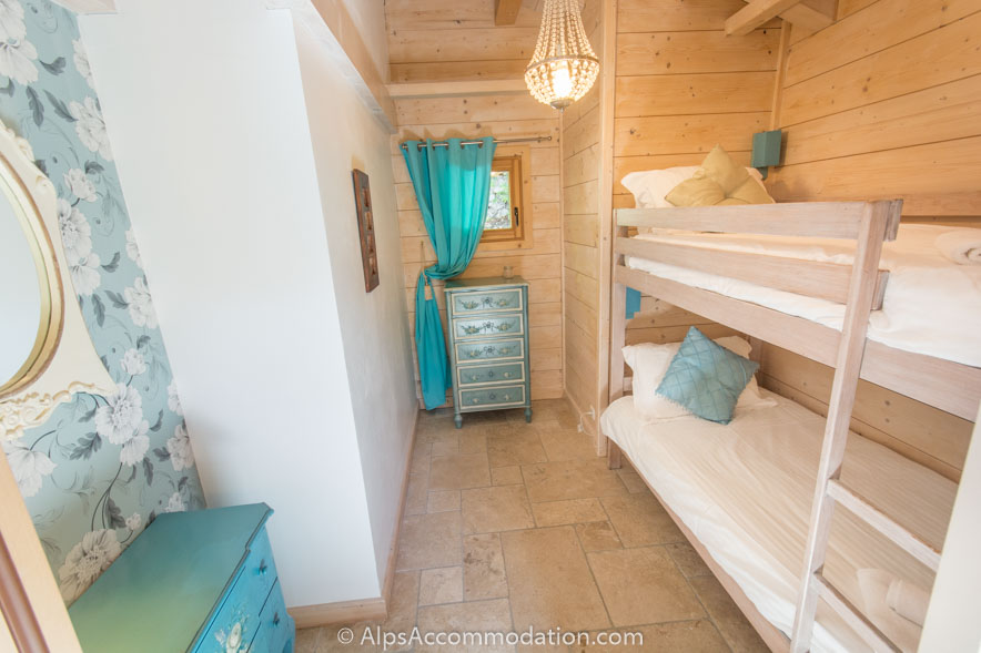 Chalet Falcon Samoëns - The cosy bunk room of the family ensuite, with shared ensuite bathroom