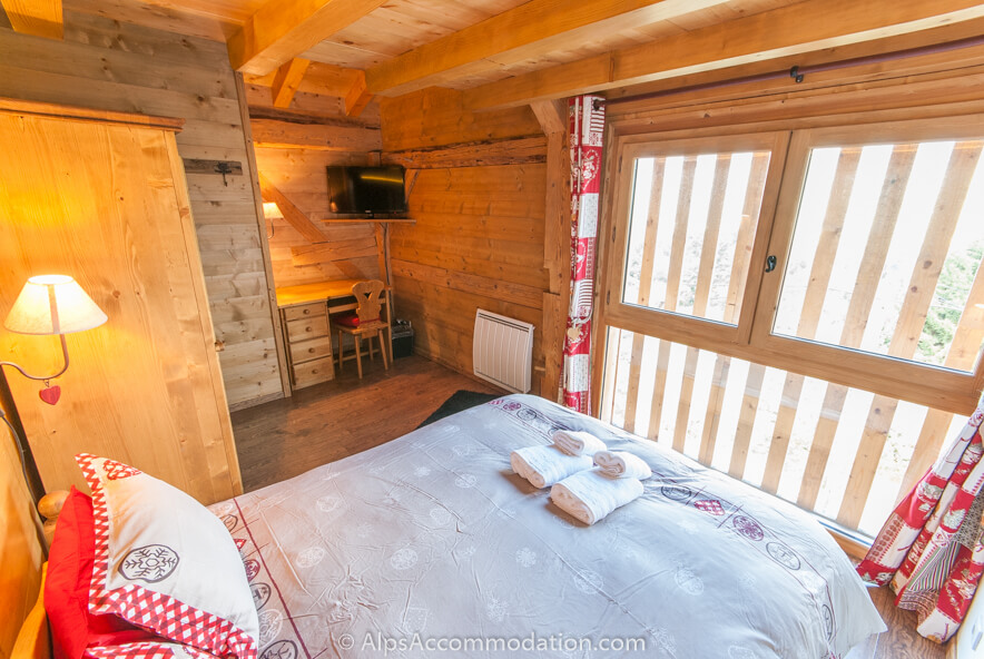 La Grange-Ferme Samoëns - Double bedroom with spectacular mountain views