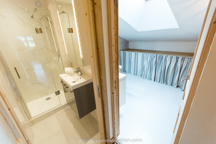 Chalet Jeroboam Samoëns - Two family bathrooms feature 2 showers and a bath