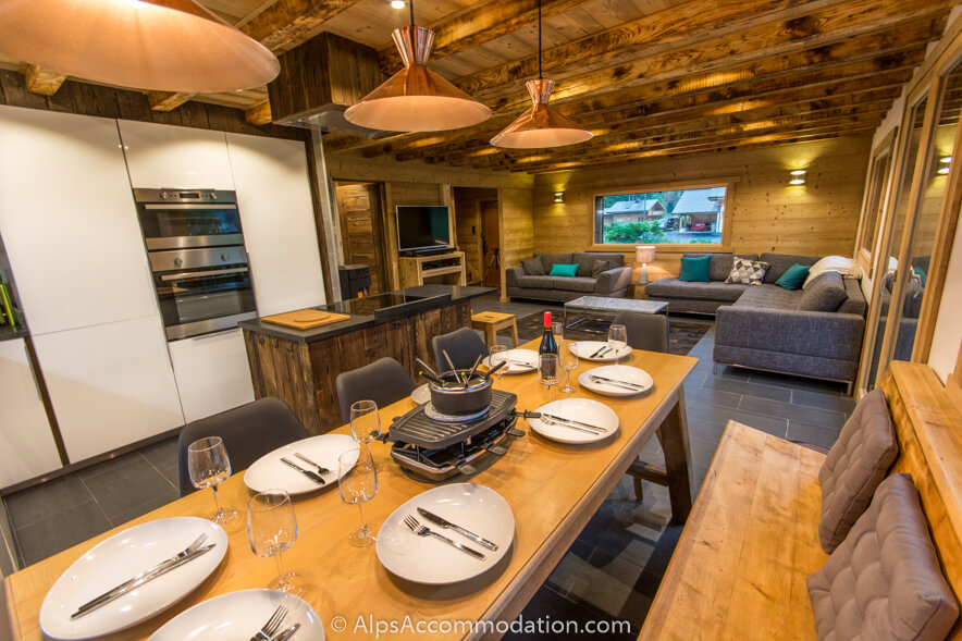 Chalet Toubkal Samoëns - Enjoy a fondue or raclette in the cosy dining area