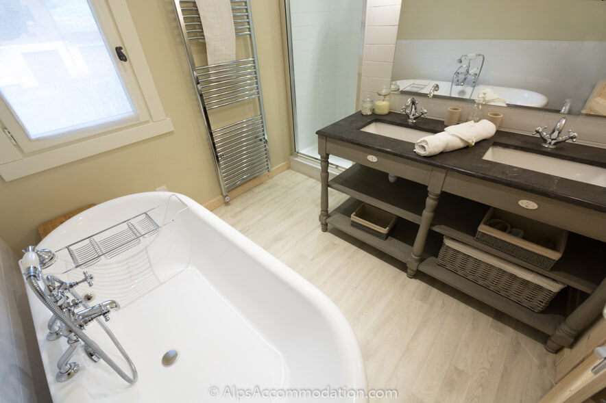 Chalet Gentiane Bleue Samoëns - Luxurious bathroom of the master bedroom with roll top bath