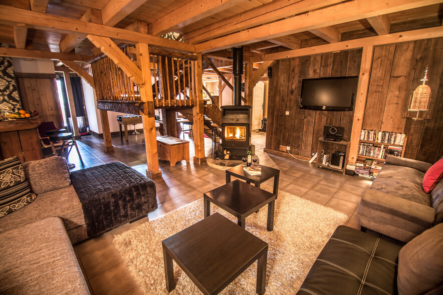 Chalet Pomet Morillon - Spacious living area with log burner and LCD TV