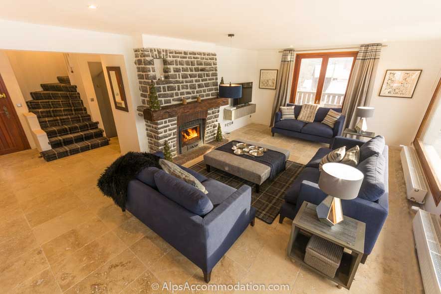 Chalet Falconnières Samoëns - The vast open plan living and dining area with log fire