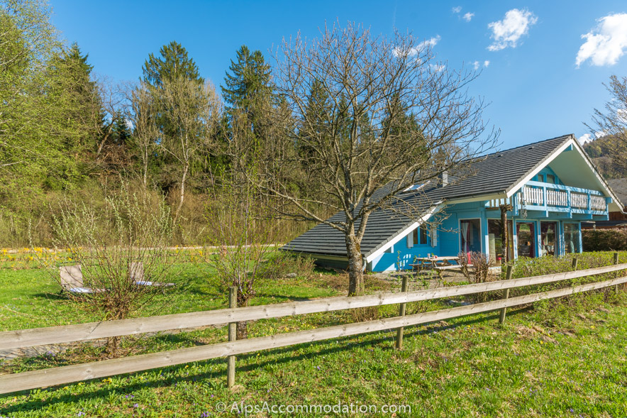 Chalet Bleu Morillon - The chalet is located in large private grounds featuring 2 flat lawned areasThe chalet is located in large private grounds featuring 2 flat lawned areas