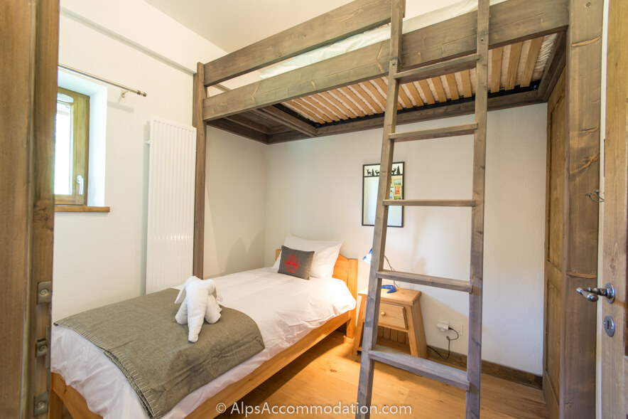 Apartment Les Niveoles B9 Morillon - The twin bedroom with bunk beds and a large built in wardrobe