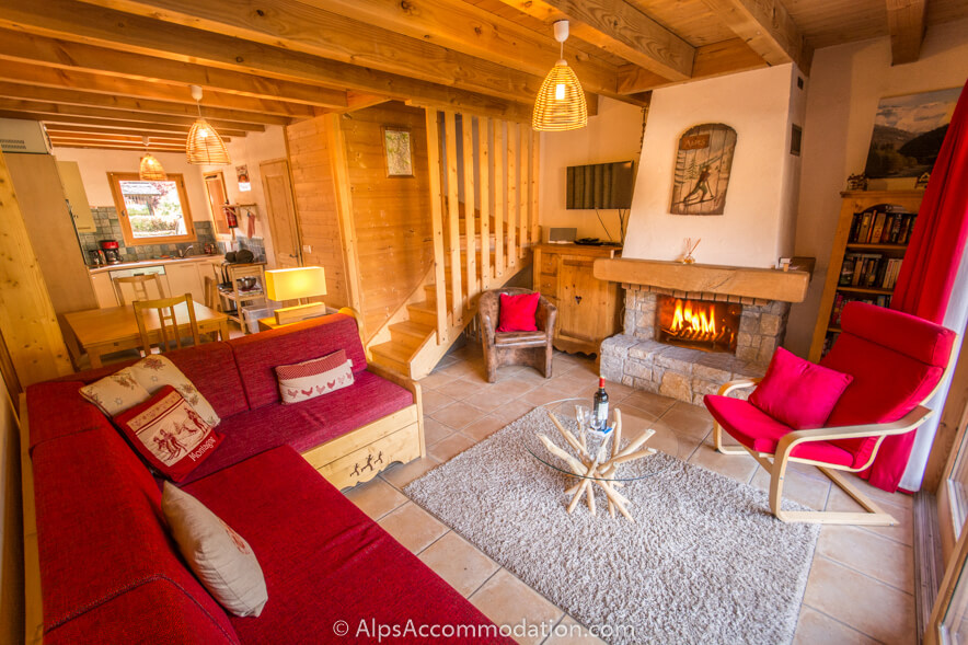 Chalet Lys Martagon Samoëns - Living room with log fire and garden access