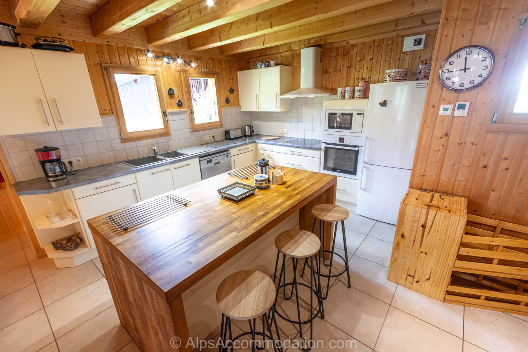 Chalet Esse Samoëns - Spacious and fully equipped kitchen with breakfast bar