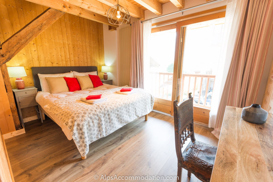 Chalet Skean-Dhu Samoëns - The first floor double bedroom features a balcony and desk area