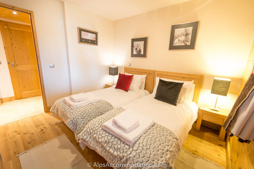 Chardons Argentés F8 Samoëns - The twin bedroom with family bathroom opposite