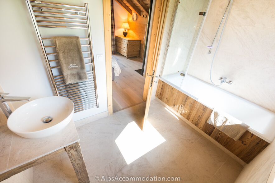 Chalet Petit Coeur Samoëns - The huge ensuite bathroom of the master bedroom