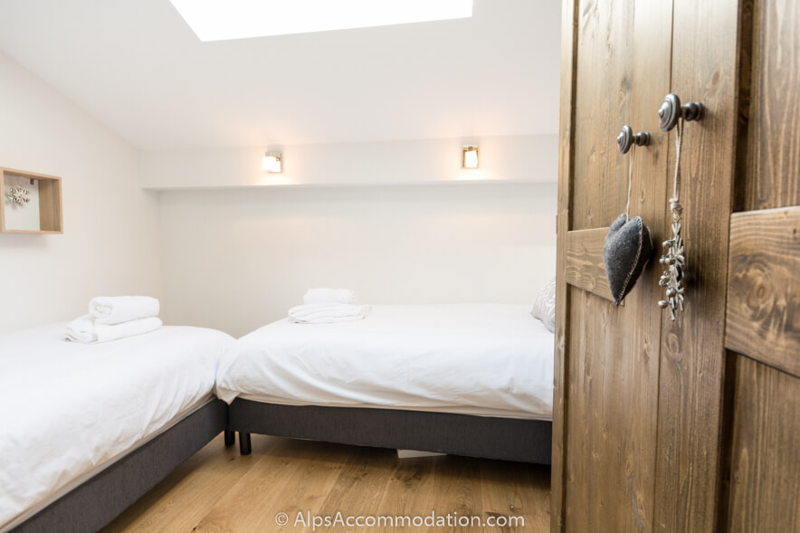 Apartment Les Niveoles A12 Morillon - Twin bedroom with built in wardrobe providing great storage