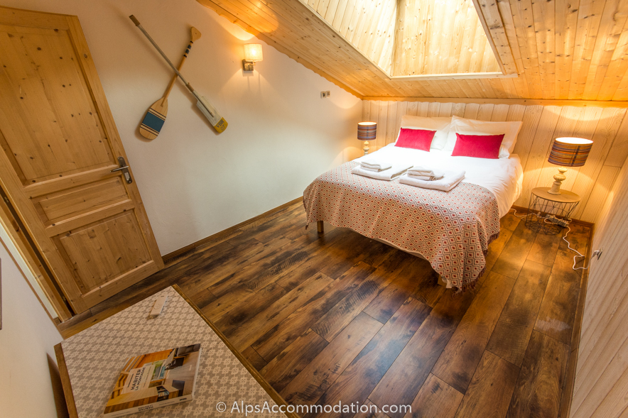 Chalet Jeroboam Samoëns - Queen bedroom features eye catching and vibrant furnishings