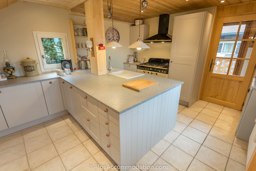 Chalet Gentiane Bleue Samoëns - Spacious and very well equipped kitchen with large island unit