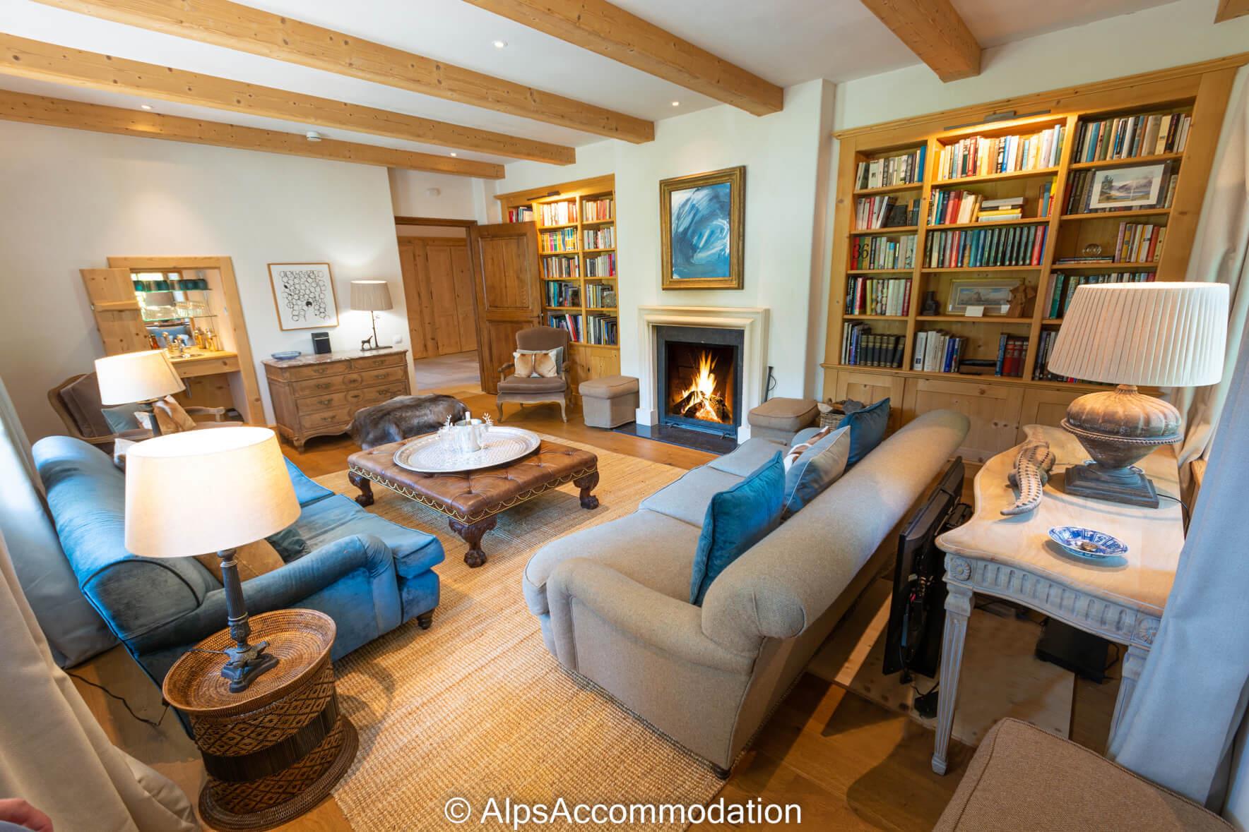 Ferme St Christophe Samoëns - The comfortable living area with log fire and library