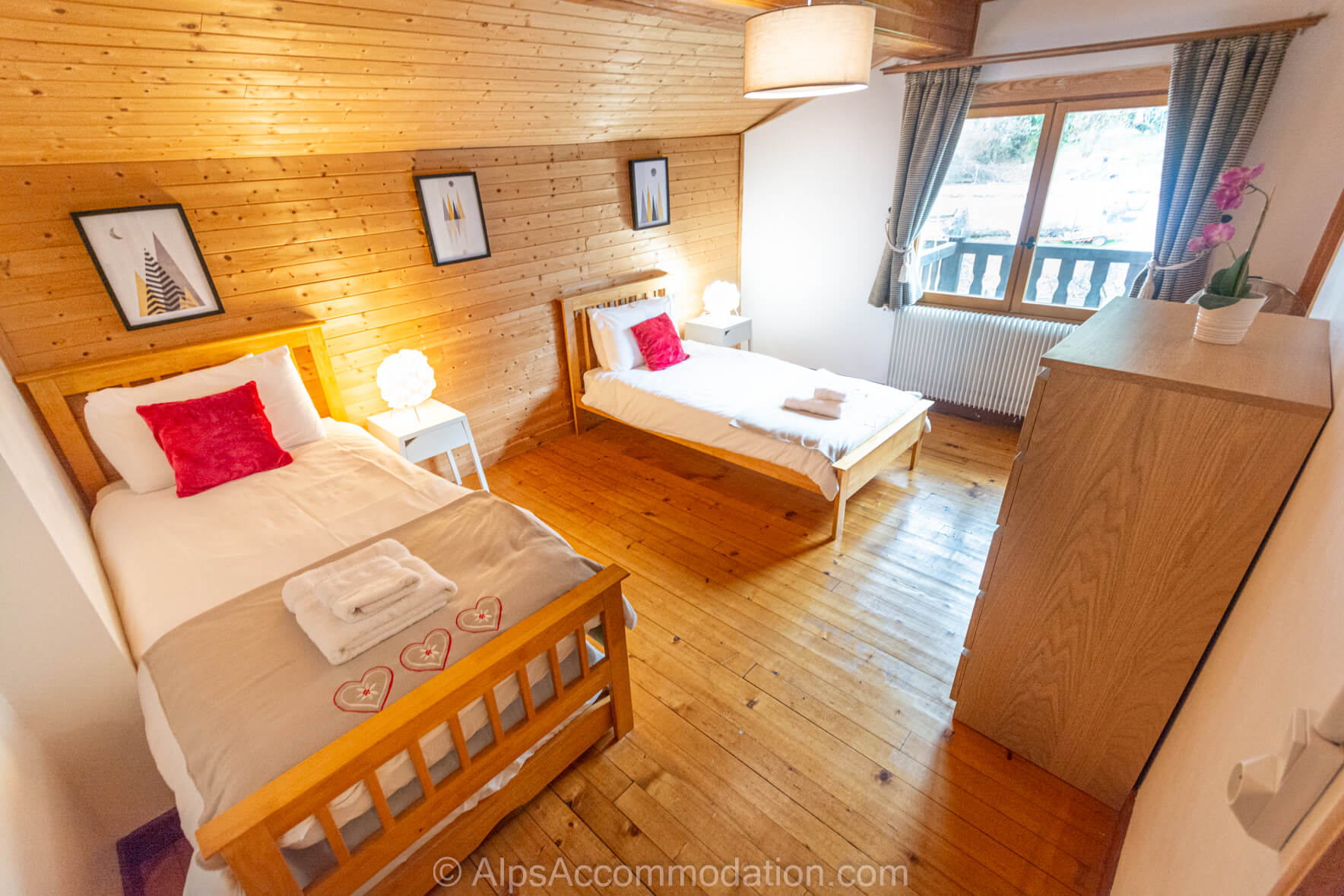 Chalet Mysig Samoëns - The twin triple bedroom with great views of the pistes