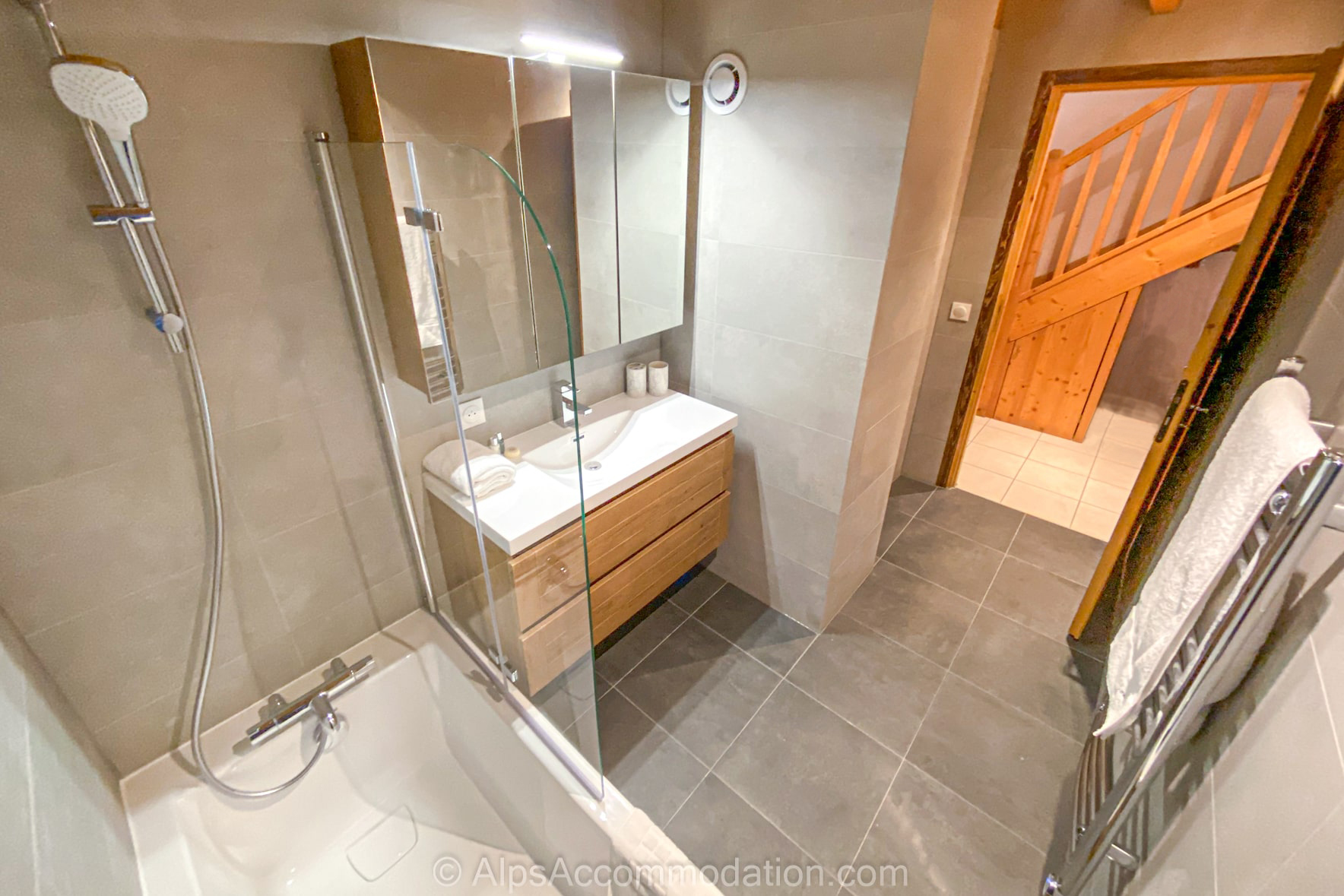 Pas Au Loup A10 Samoëns - Family bathroom with bath and integrated shower