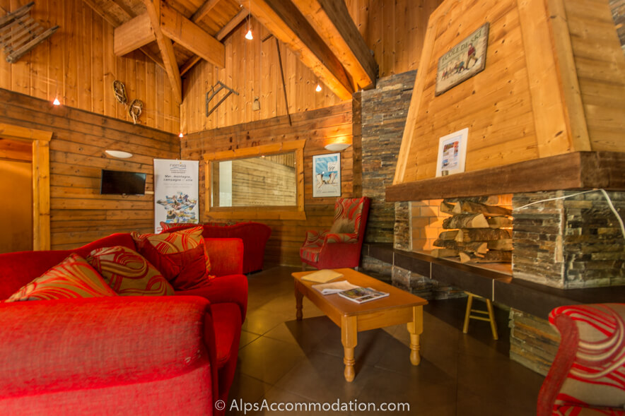 Chalet Booboo Morillon - The residence communal area with fireplace sofas and TV