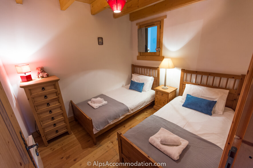 Pas Au Loup A10 Samoens - The cosy twin bedroom leading off the lower living level