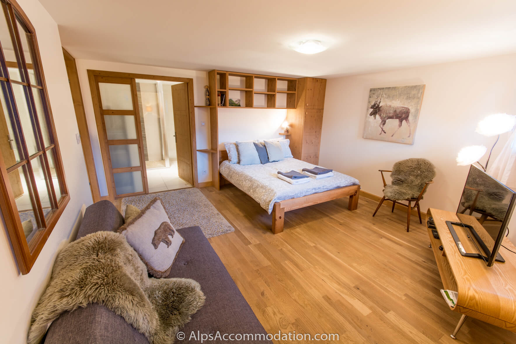 Chalet 75 Samoëns - Spacious double ensuite bedroom with sofa bed and private entrance