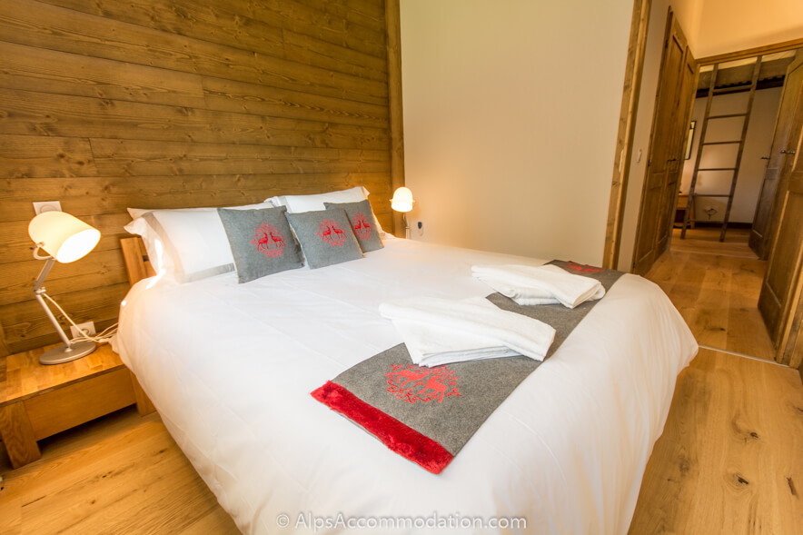 Apartment Les Niveoles B9 Morillon - King bedroom with luxurious high quality linen and large built in wardrobe