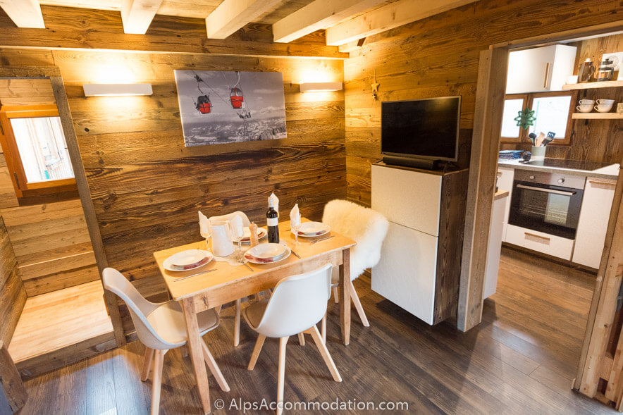 La Cabine Samoëns - The kitchen and dining area offer comfort and convenience