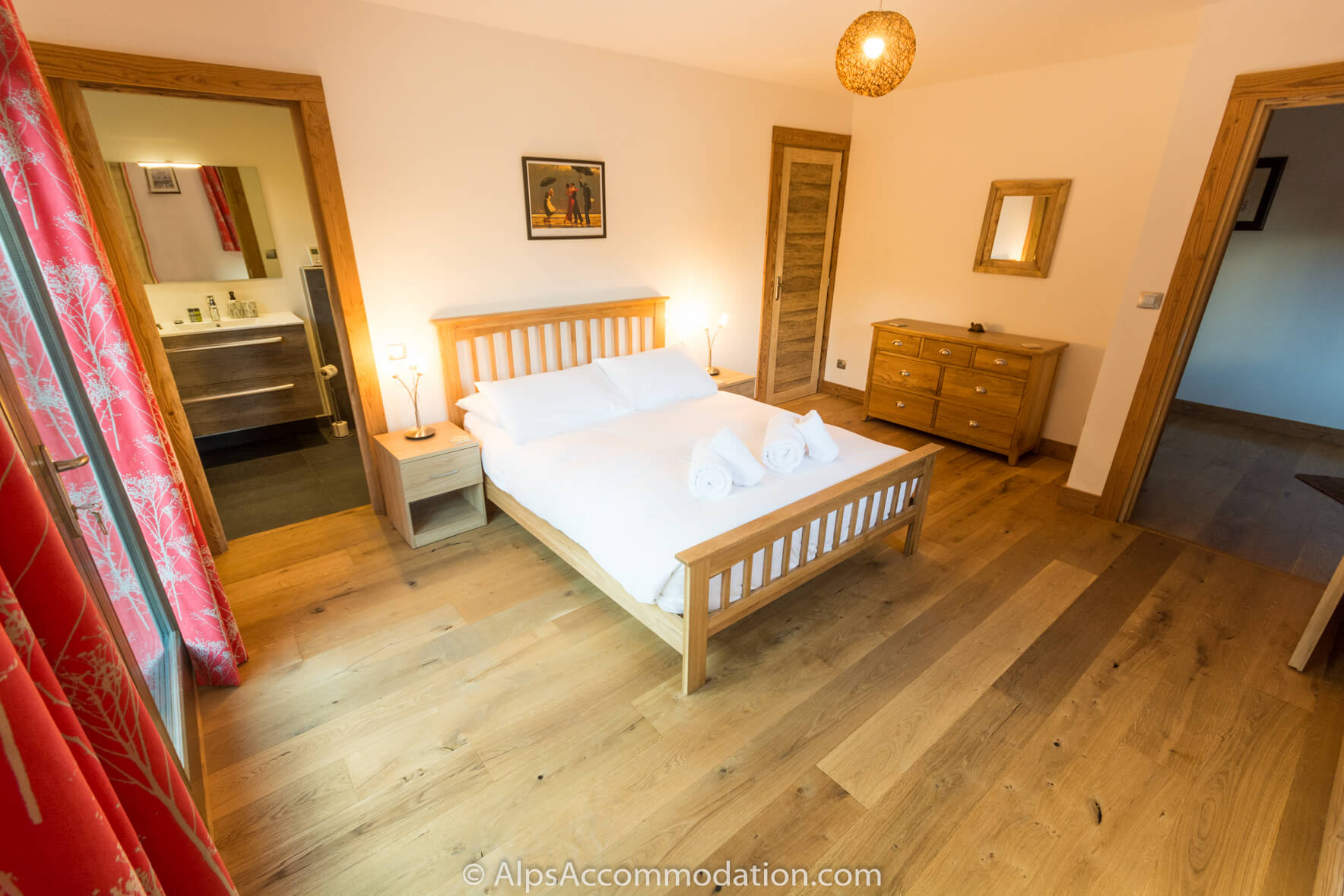 Chalet Gentian Samoëns - Spacious ensuite bedroom on the ground floor